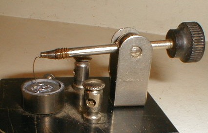 Детектор «котячий вус», який використовувався в кристалічному радіоприймачі