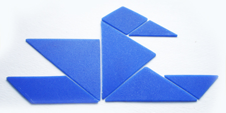 Головоломка являє собою квадрат розрізаний на 7 частин: 2 великих трикутника, один середній, 2 маленьких трикутника, квадрат і паралелограм
