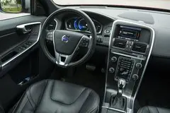 Інтер'єр Volvo XC60 R-Design відрізняють спеціальні спортивні крісла, кермо з ідентифікаційним лого R-Design і синя (замість червоної) підсвічування приладової панелі в варіанті Performance