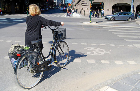 Влада намагається пересадити городян на велосипеди, але існуючої інфраструктури недостатньо, і аварії за участю велосипедистів і пішоходів відбуваються все частіше