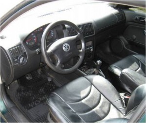 Базова комплектація Volkswagen Golf 4 включає в себе дві подушки безпеки, регулювання керма по вильоту і по куту нахилу, також в стандартне оснащення Фольксваген Гольф входять преднатяжители ременів безпеки