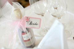 Ведучими напоями на класичному весільному застіллі є шампанське,   вино   і   горілка