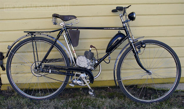 Як ходової частини першої легкої мопеда, випуск якого був початий в Ризі в 1959 році, послужив виготовляється тут чоловічий велосипед Рига-16