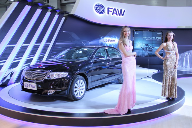 Увечащім експозицію бренду седан FAW OLEY, який дебютував в цьому році в Китаї, а в майбутньому році вийде на російський авторинок, а також автомобілі H7 і S80