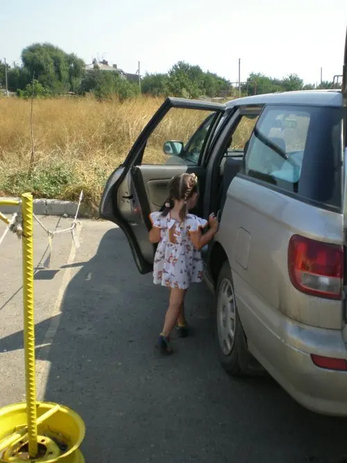 Дочка знає своє місце в машині і знає, що в кріслі потрібно відразу пристібатися