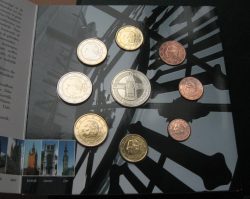 Монети якості пруф-лайк, так само, як і пруф, зазвичай упаковуються в захисну капсулу або плівку